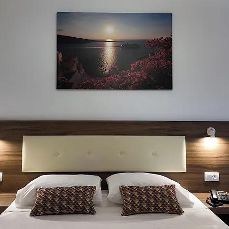 Hotel Santorini 3*